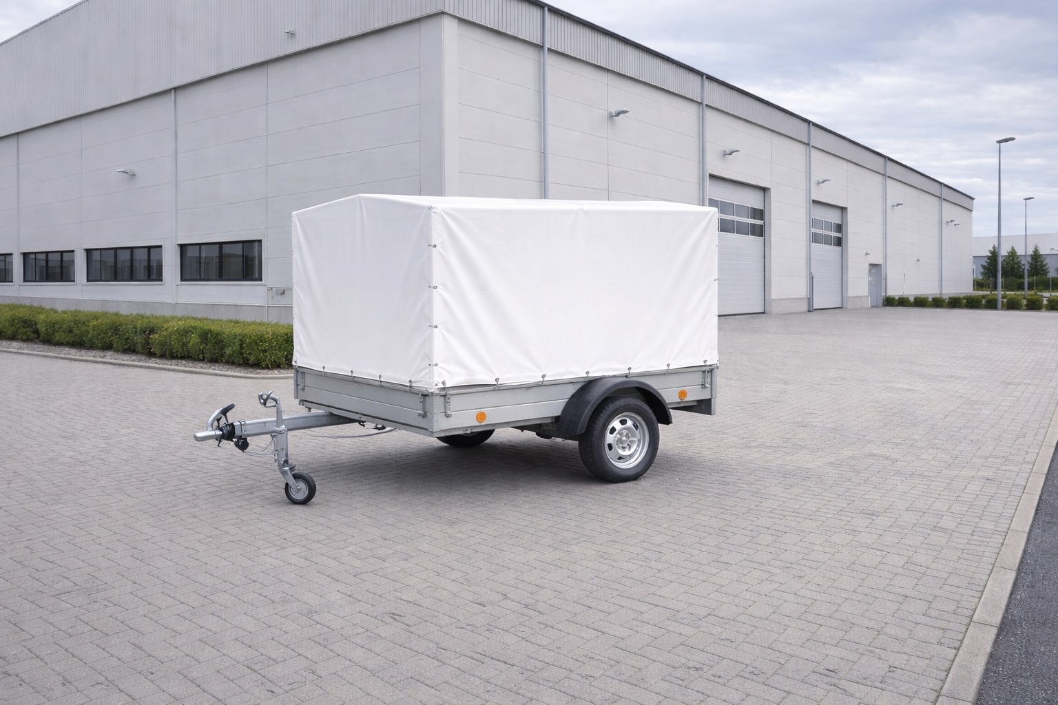 Kasten anhänger geschlossen 750kg in Detmold mieten 100kmh