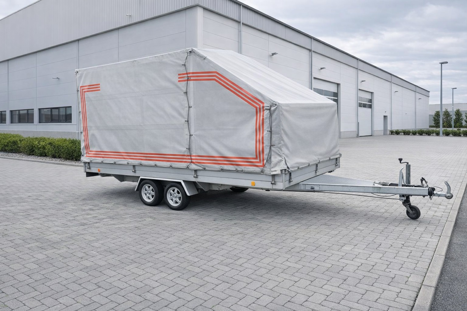 Kasten anhänger geschlossen 2700kg in Detmold mieten 100kmh