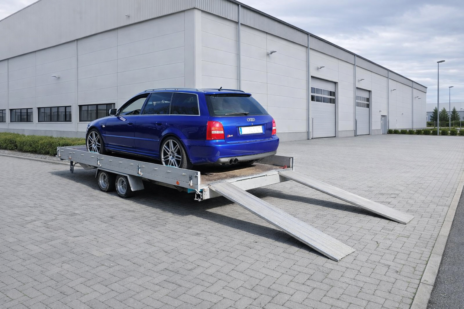 Autotrailer in Detmold mieten 100kmh 2200kg